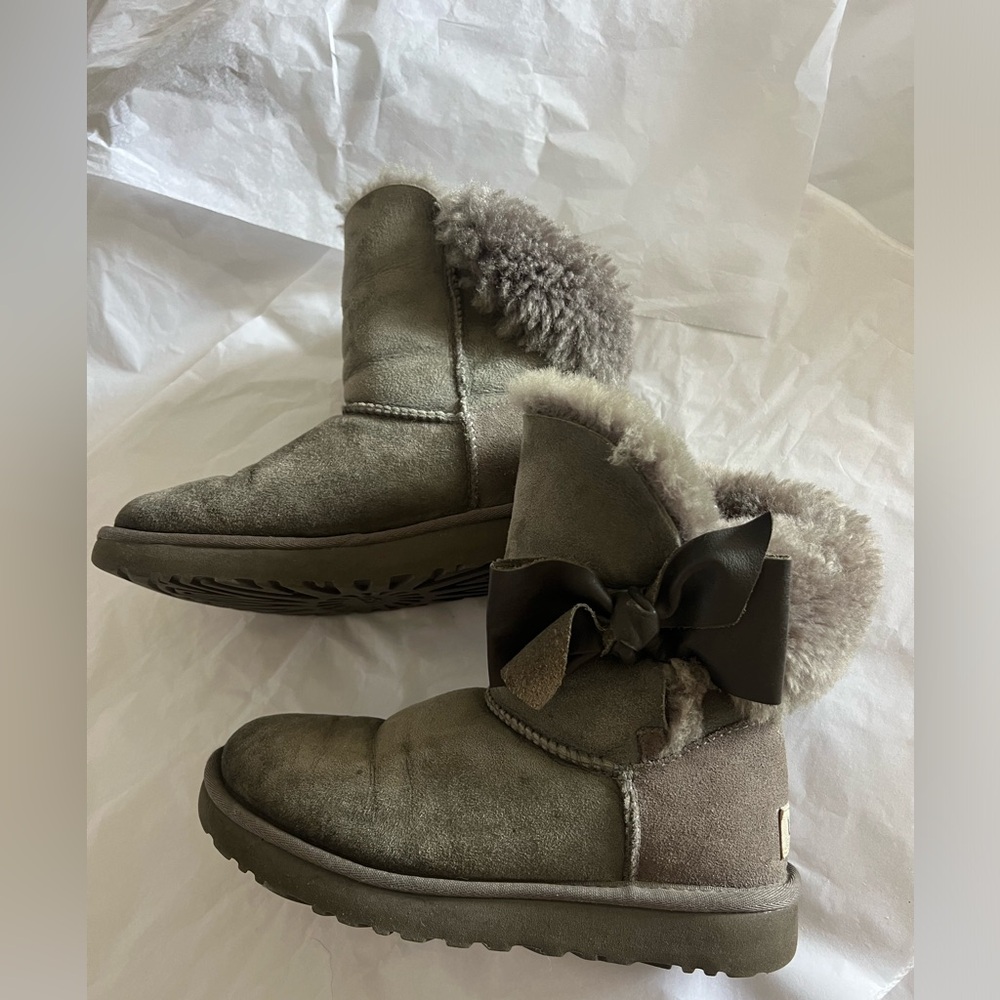 Ugg Daelynn Gray Suede Bow boots Sz 6